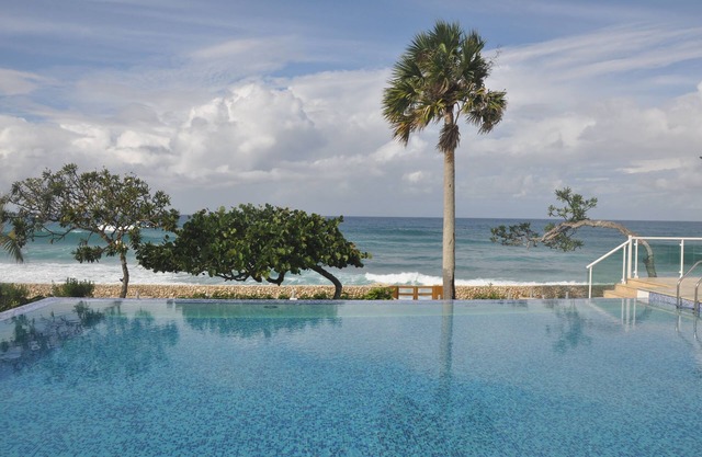 Luxury 3-Bedroom Condo on a Sandy Beach with Pool and Jacuzzi