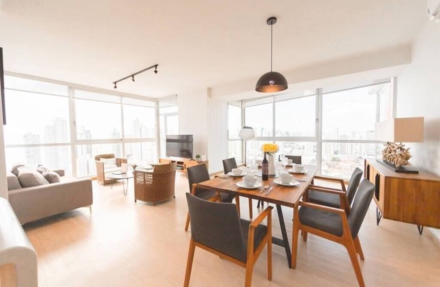 Luxury 3 Bedroom Oceanview apt w parking balcony