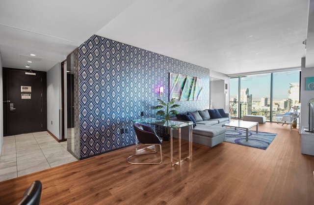 Luxury 33rd Floor Suite, Pool, Jetted Tub, Strip Views, No Resort Fee