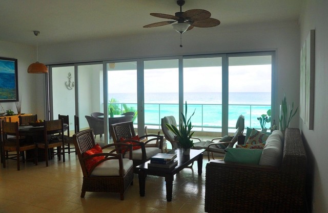 Luxury 3BD condo right on a sandy beach, with amazing sea views!