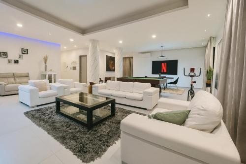 Luxury 3BR Apt Near Ngor Beach Balcony & Wi-Fi
