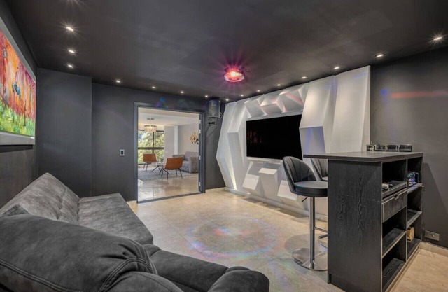 Luxury 3BR Retreat, Private Jacuzzi, Nightclub and AC