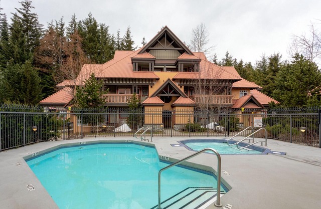 Luxury 3Br TH- Private Hot Tub/Pool/Bike Storage