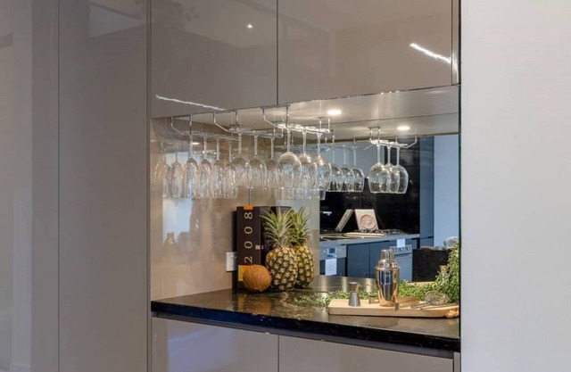 Luxury 3brm 2bth Woolstore apt with BBQ Courtyard