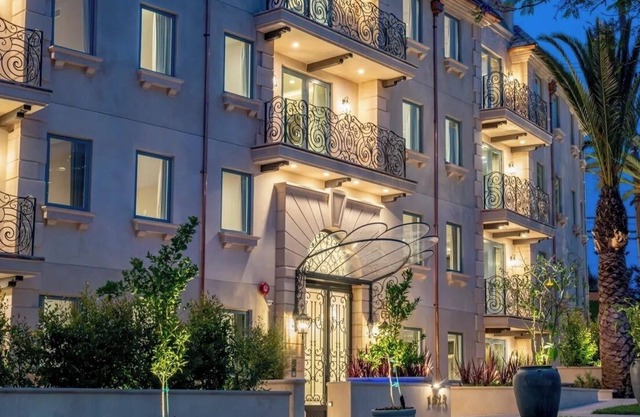 Luxury 4 Bedroom Designer Apartment with Security & Concierge / Amenities