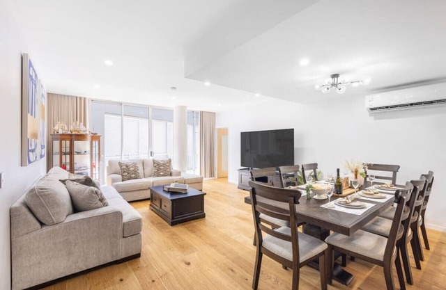 Luxury 4BR Cozy Home Pool/Gym/Sauna/wParking @ CBD