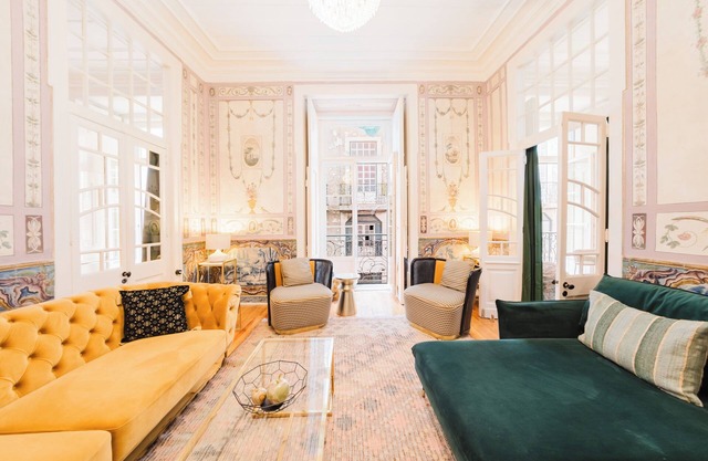 Luxury 4BR Steps from Praça do Comércio
