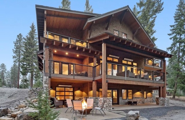 Luxury 5-Suite Suncadia Golf Home w/hot tub, sauna and game/media level