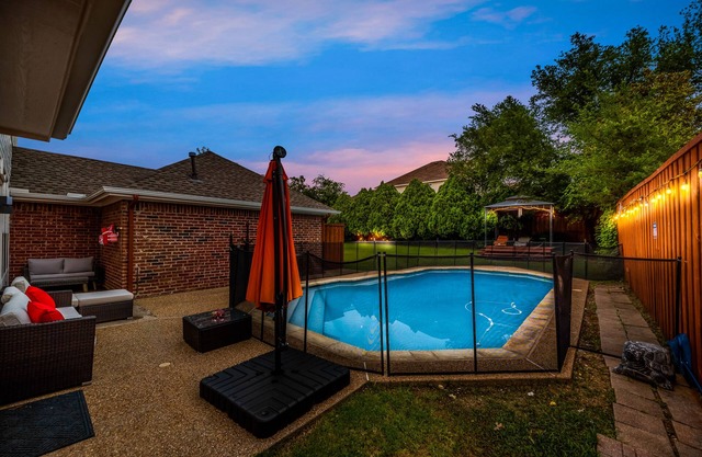 Luxury 6 Bedroom Sleeps 12 Home in N Dallas Pool