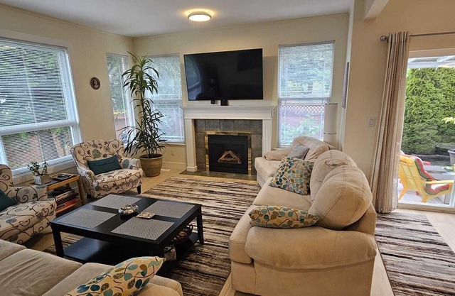 Luxury accommodation in Metro Vancouver- Cozy home on Westwood Plateau/Coquitlam