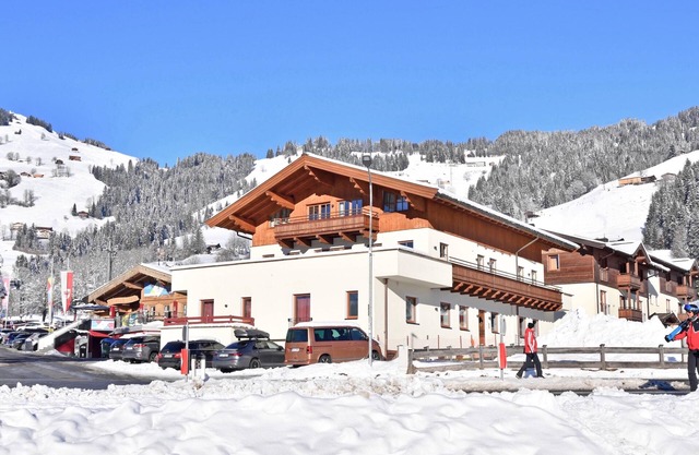 Luxury apartment with a spa next to the gondola