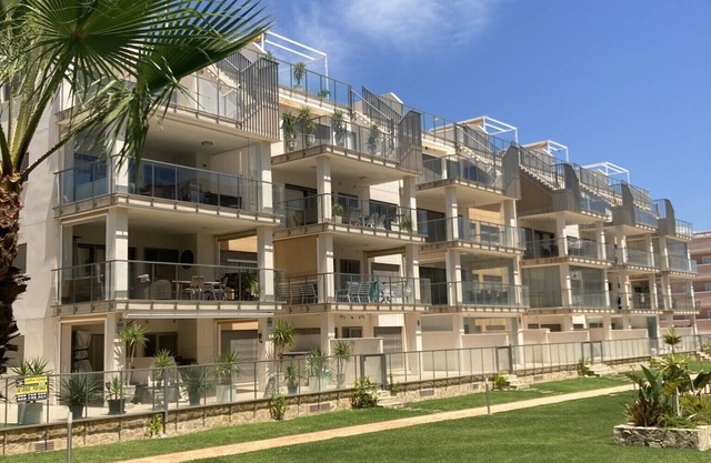 Luxury apartment in Villamartin (Orihuela Costa), estate with 3 pools