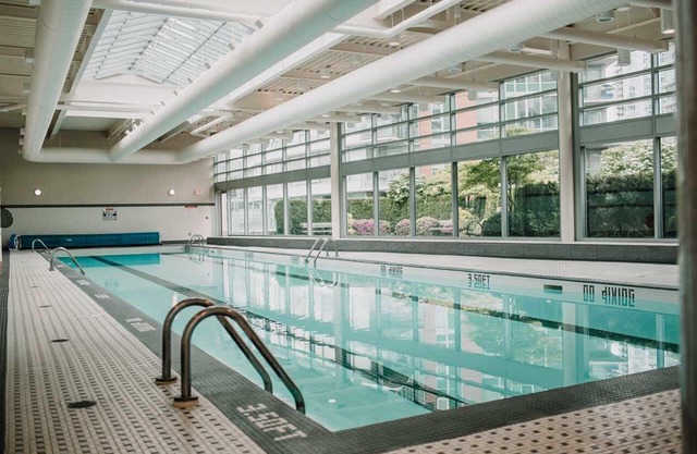 Luxury Apartment in Walk Score Paradise with Pool, Jacuzzi & Sauna