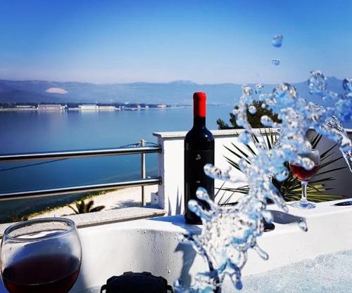 Luxury apartment MaLea with jacuzzi and sauna, by the sea