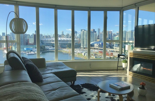 Luxury Apartment overlooking False Creek inlet. 2020 rates reduced by 20%!