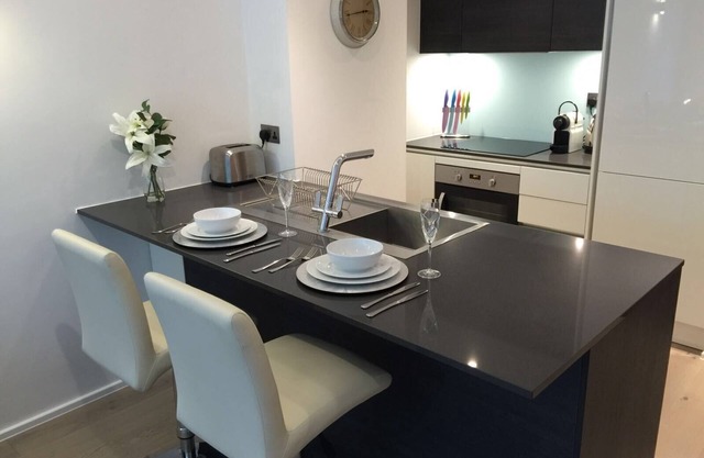 *LUXURY APARTMENT* with PRIVATE PARKING LONDON- HEATHROW