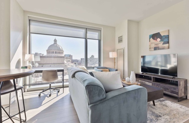 Luxury Apt Near Prudential Center