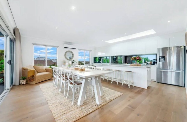 Luxury At The Lookout - Park and Beach Across The Road!