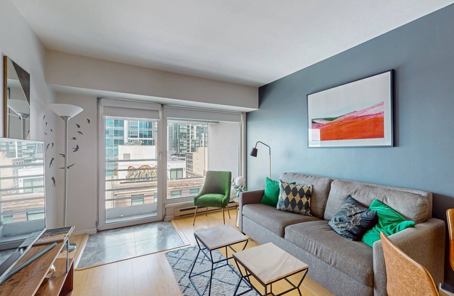 Luxury bay view apartment w/a shared hot tub, community pool and gym