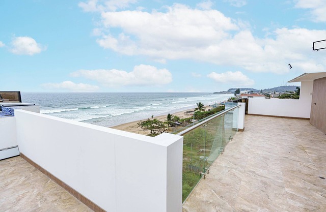 Luxury Beach Condo Rooftop, Jacuzzi, Pool, Brand New