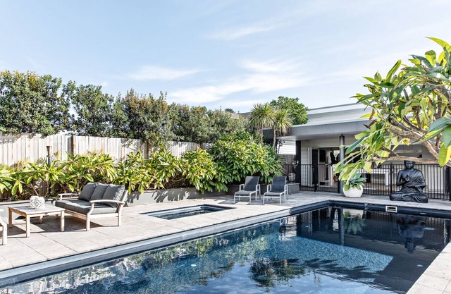 Luxury beach house, heated pool, spa, ocean views, cubby, billiards Gerringong