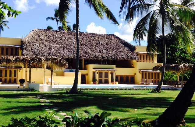 Luxury beachfront villa, 8 bedrooms, 14-17 sleeps, 7 bathrooms