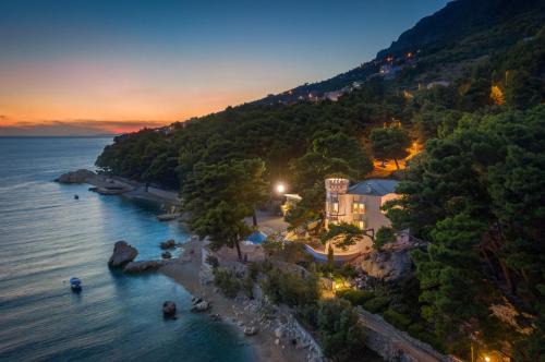 Luxury Beachfront Villa Sea Palace with private pool, jacuzzi, sauna and gym right at the beach in Lokva Rogoznica - Omis