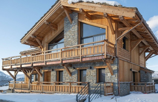 Luxury chalet, ski-in/ski-out, sauna and jacuzzi, Alpe d'Huez