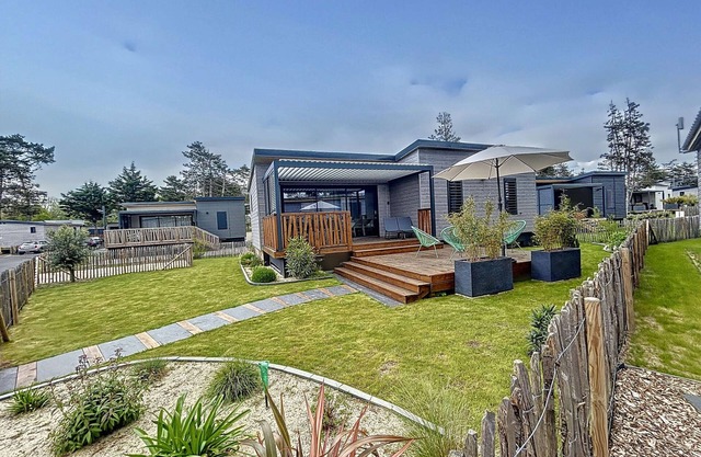 Luxury Chalet - Sleeps 7 - Heated Pool - WIFI - Near Beach & Shops