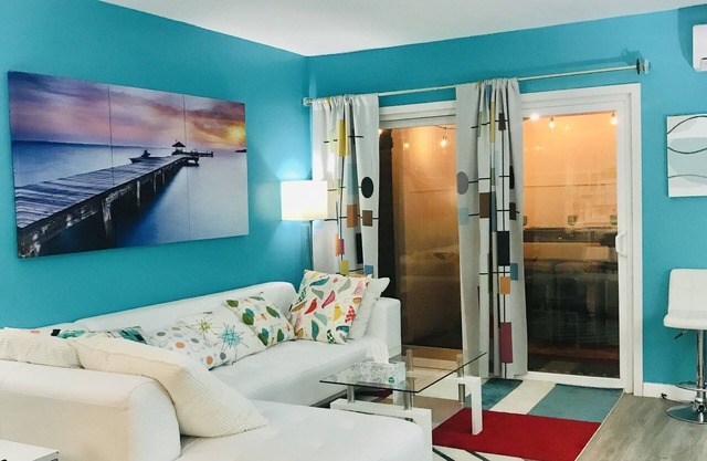 Luxury Chic Family Getaway w/hot-tub and PVT patio