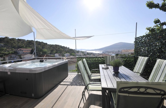 Luxury & comfortable/private hot tub/amazing view!