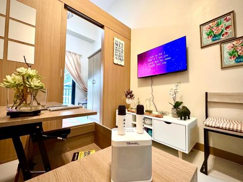 Luxury Condo with balcony on amenity floor, easy access to pool, Sky Garden, Working Lounge and Gym in Makati 7F