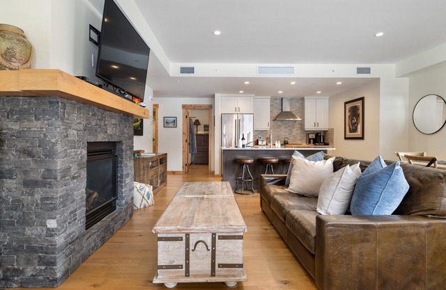 Luxury Corner Condo w/Mountain Views + Hot Tub