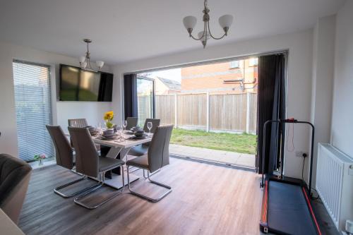 Luxury Deluxe Favoured Home - 4 bedroom - 9 Guests - Contractors Welcome