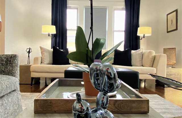 Luxury Designer 2 bedroom+office/3bed vacation home.