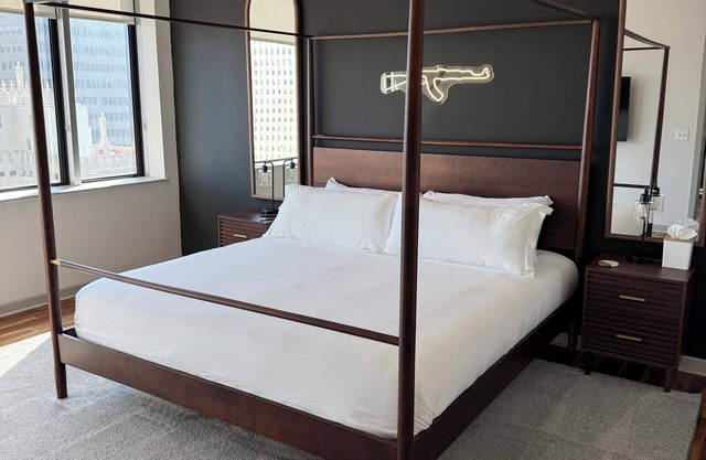 Luxury Downtown Dallas 17th Floor High-Rise, City View, Pool, Gym & Free Parking