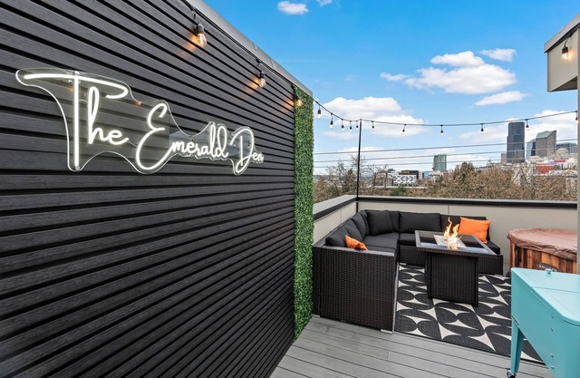 Luxury Downtown Seattle Retreat~Rooftop Deck~Hottub