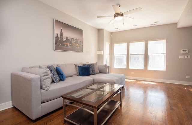 Luxury duplex home in Roscoe Village/Wrigley Field with Free Steet Parking