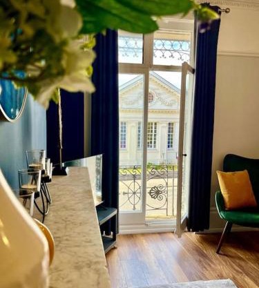 Luxury Ensuite Apartment with Balcony Free Parking