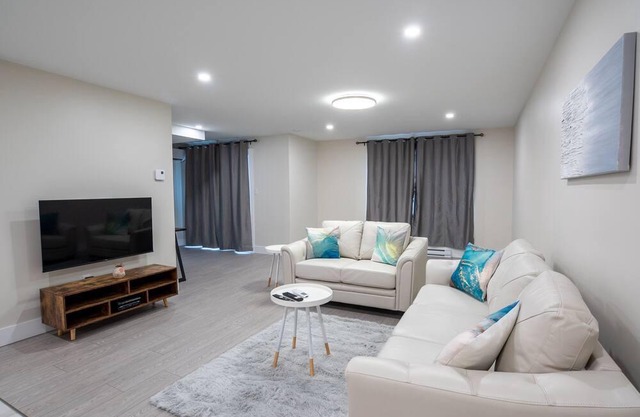 Luxury, Entire Home with Garage