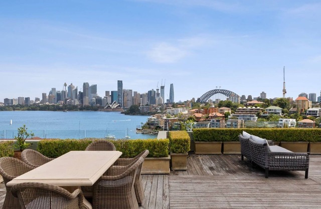Luxury European 4 Bedroom Home w/Harbour Views