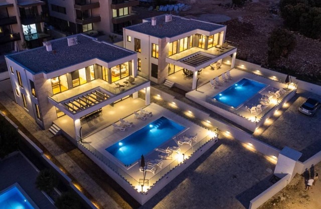 Luxury Four-bedroom Villa Paradise with private heated pool
