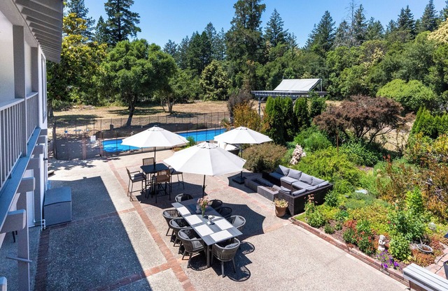 Luxury Garden Villa, in Bonny Doon, with hot tub and game room