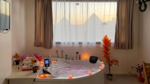 Luxury Giza pyramids view & jacuzzi