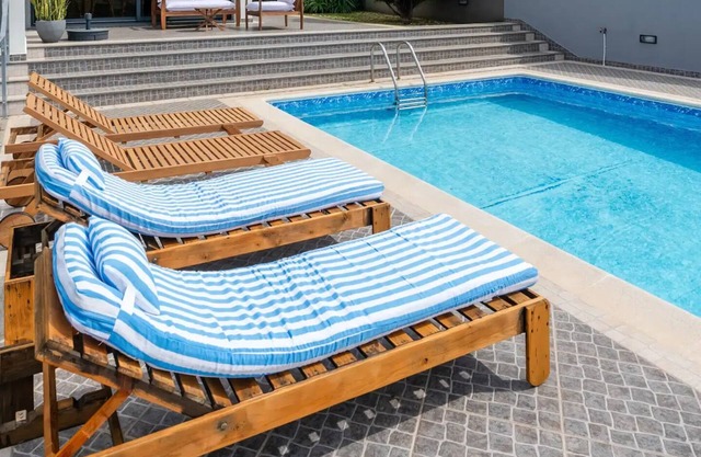 Luxury Haven: Heated Pool, AC & Sun n
