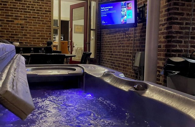 Luxury Historic 1880's Victorian Home w/hot tub!