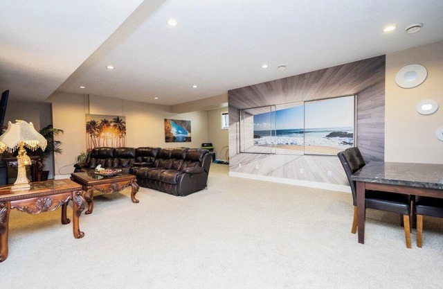 Luxury home 3700 sq with jetted tub/4 fireplaces/sleep 9