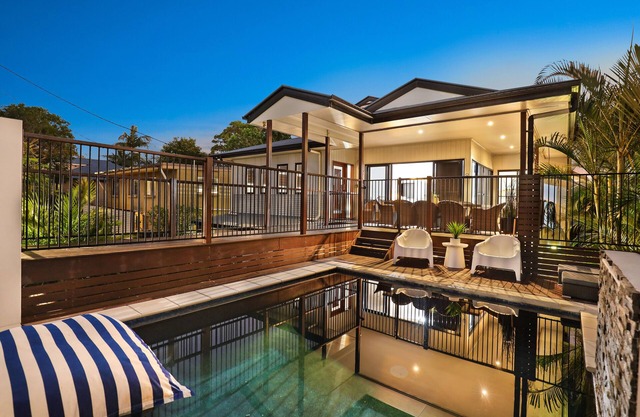 Luxury Home in Alexandra Headland Walk to the Beach Heated Pool 16 guests Pets ✅