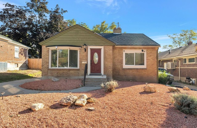 Luxury Home w/Full Kitchen & Laundry