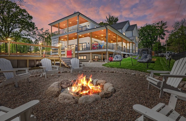 Luxury House Heated Pool till mid Nov, 2 hot tubs, Sauna, Fire pit, Photo area….